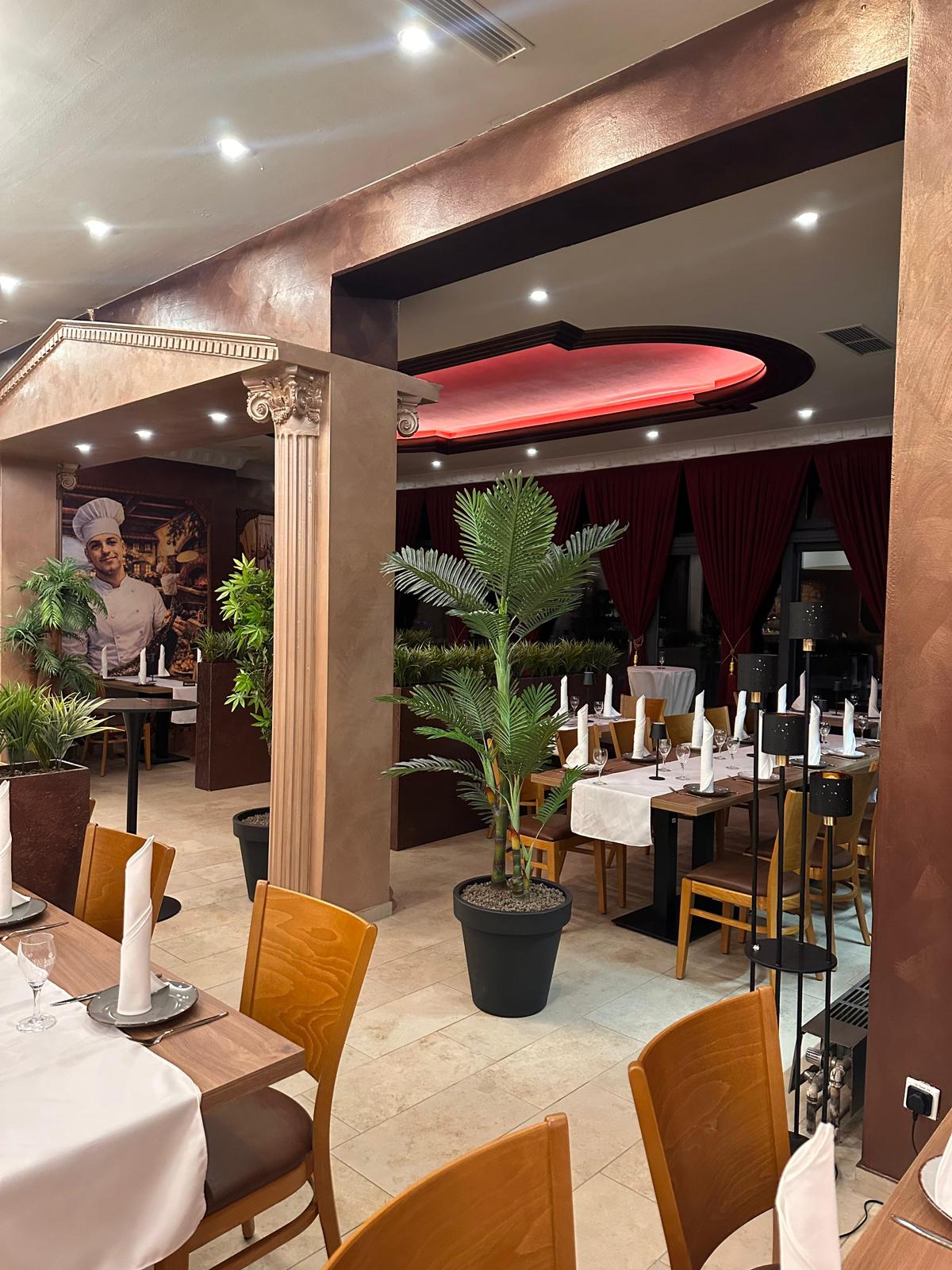 Innenraum mit Palmen